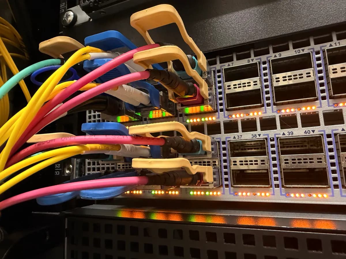 Coloured fibre cables and illuminated port indicators on network switches